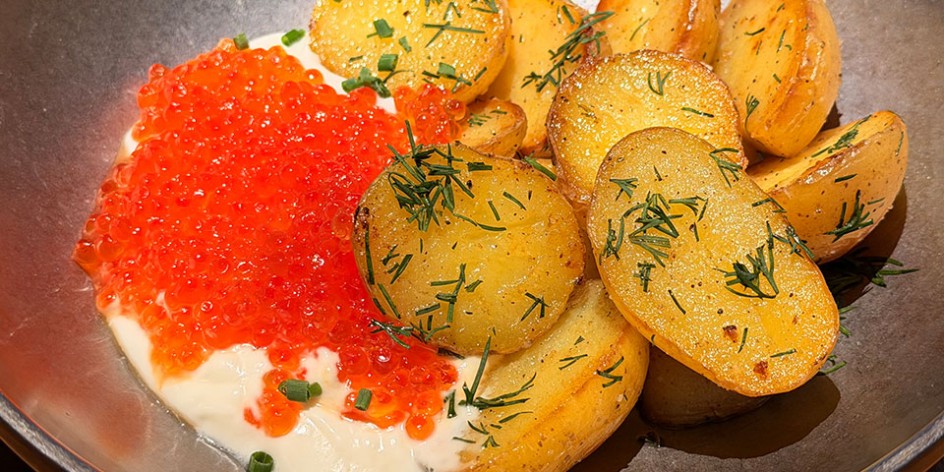 土豆配酸奶油慕斯和红鱼子酱