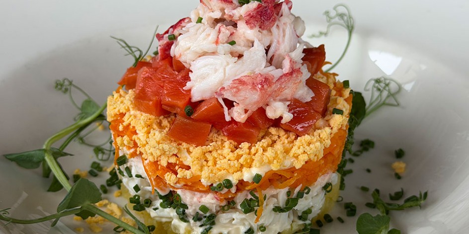 含羞草沙拉配螃蟹和sockeye三文鱼